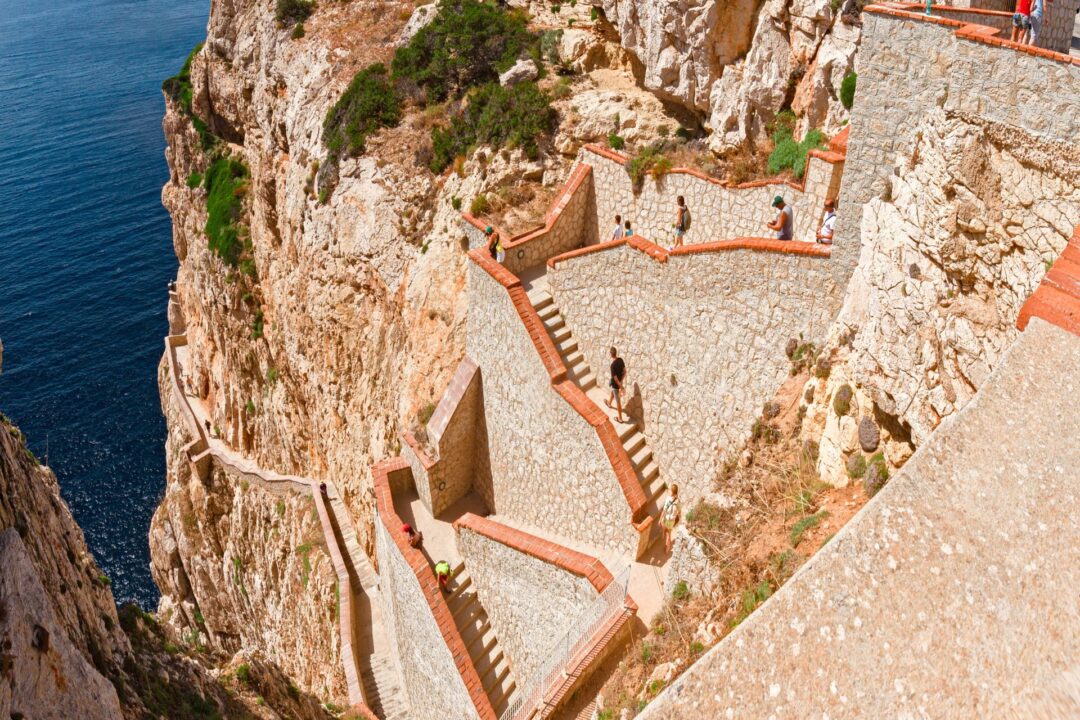 Vista dall'esterno delle Grotte di Nettuno - la scalinata